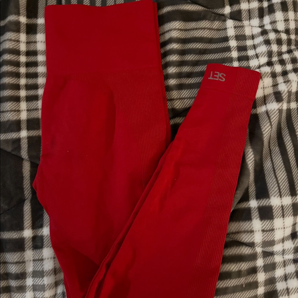 Set Active leggings, size M, Cherry red. Never worn. 🍒